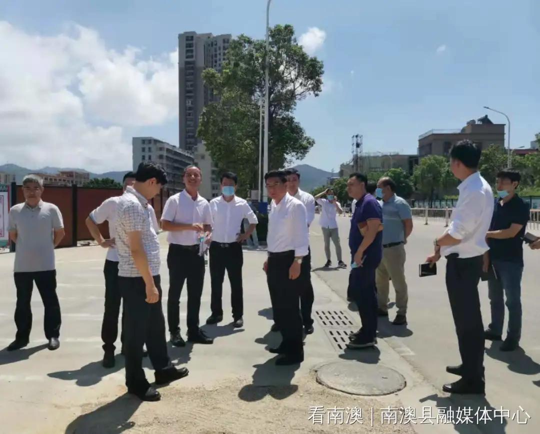 8月27日,南澳县县长姚玳勇带队检查全县环境整治及河长制落实情况