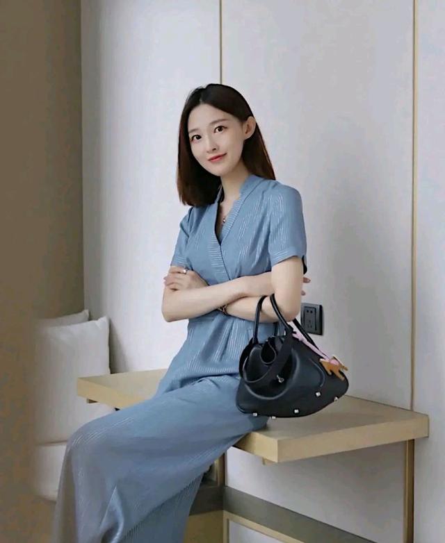 职场|职场打拼的女人很有魅力，但要学会打扮自己，穿对了是关键