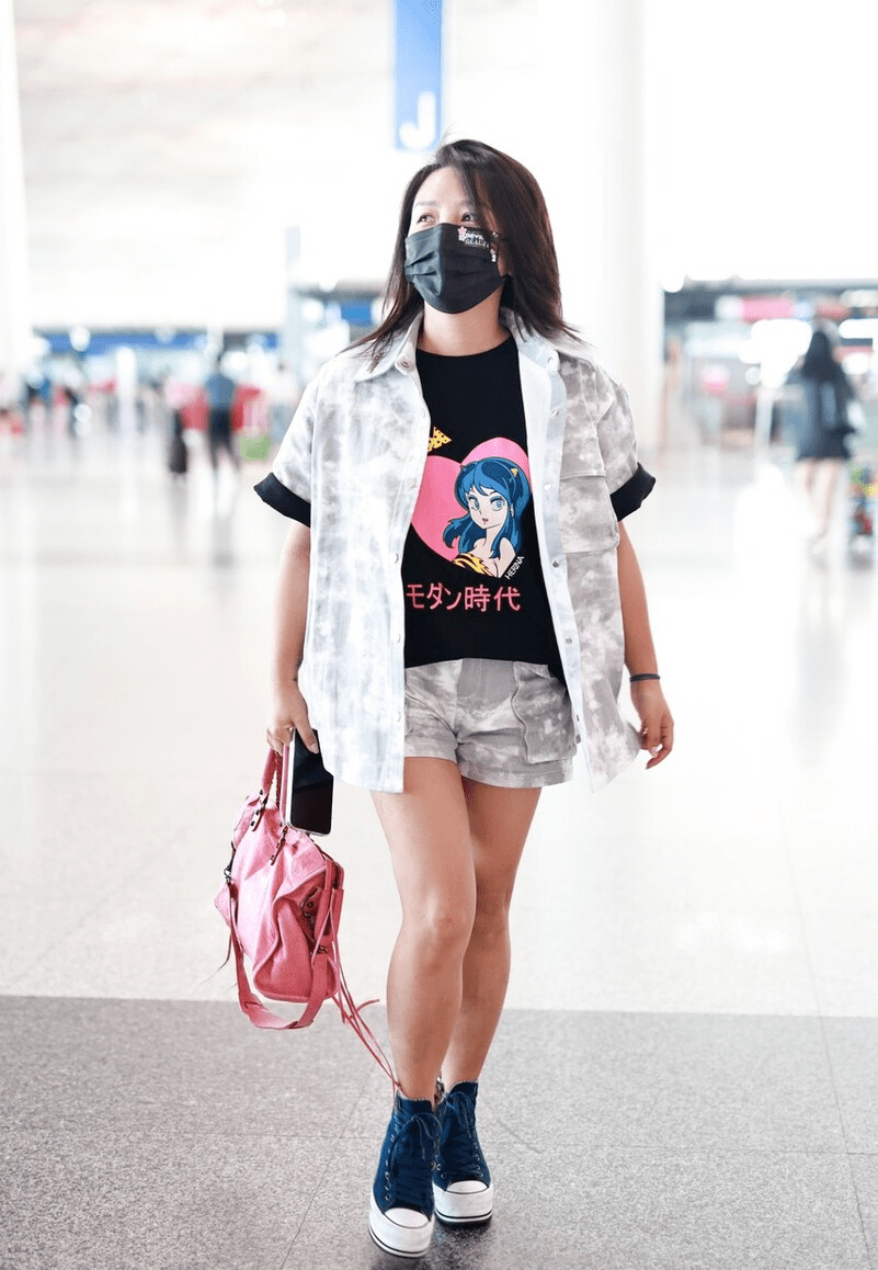 何洁|“何洁”早就该这么穿了,宽松T恤配短裤,虽简约但很高级、减龄!