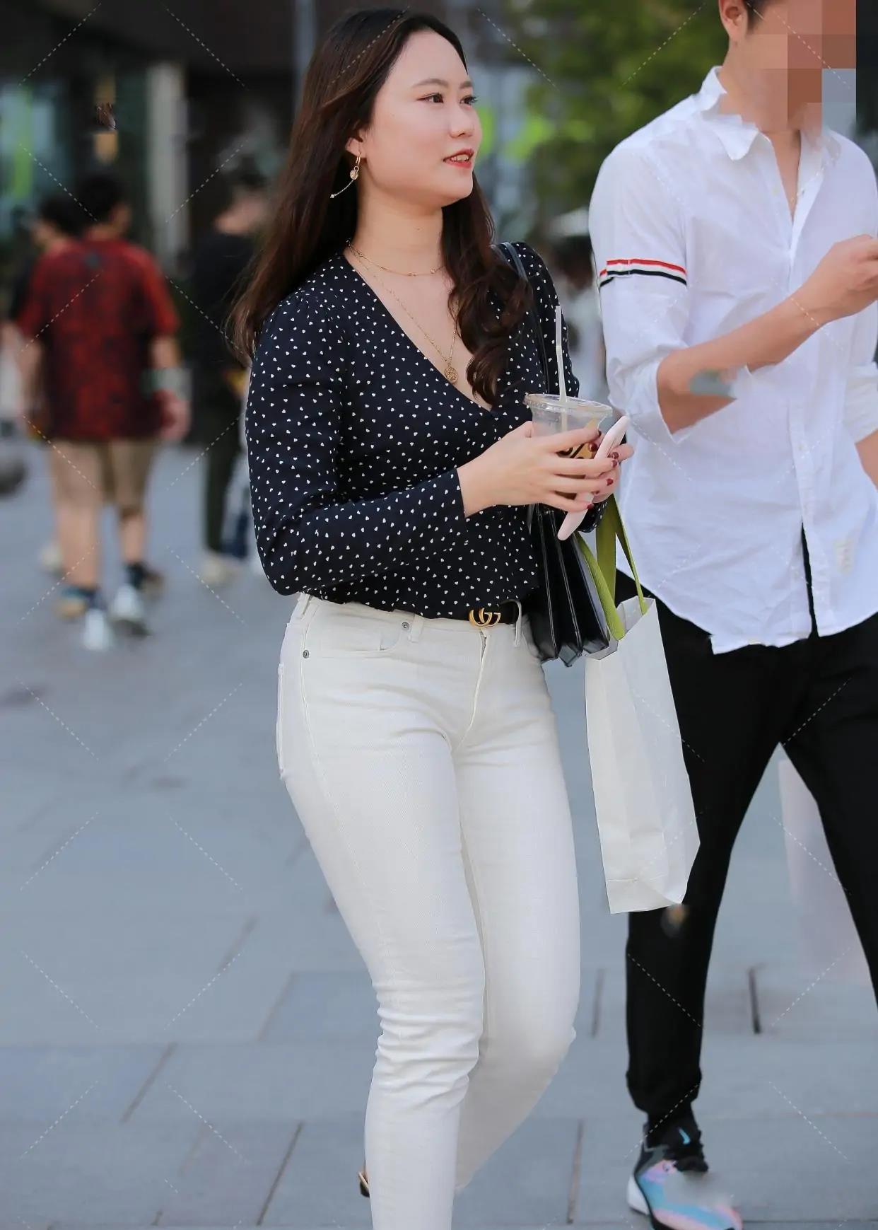 女孩子|黑色波点上衣搭配白色小脚裤,修身显瘦,知性十足