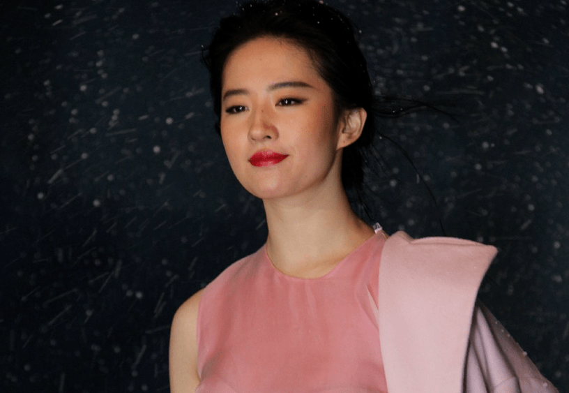 脸部|斑点皱纹、妆浓浮粉、含胸驼背，看完女星生图，再也不容貌焦虑了