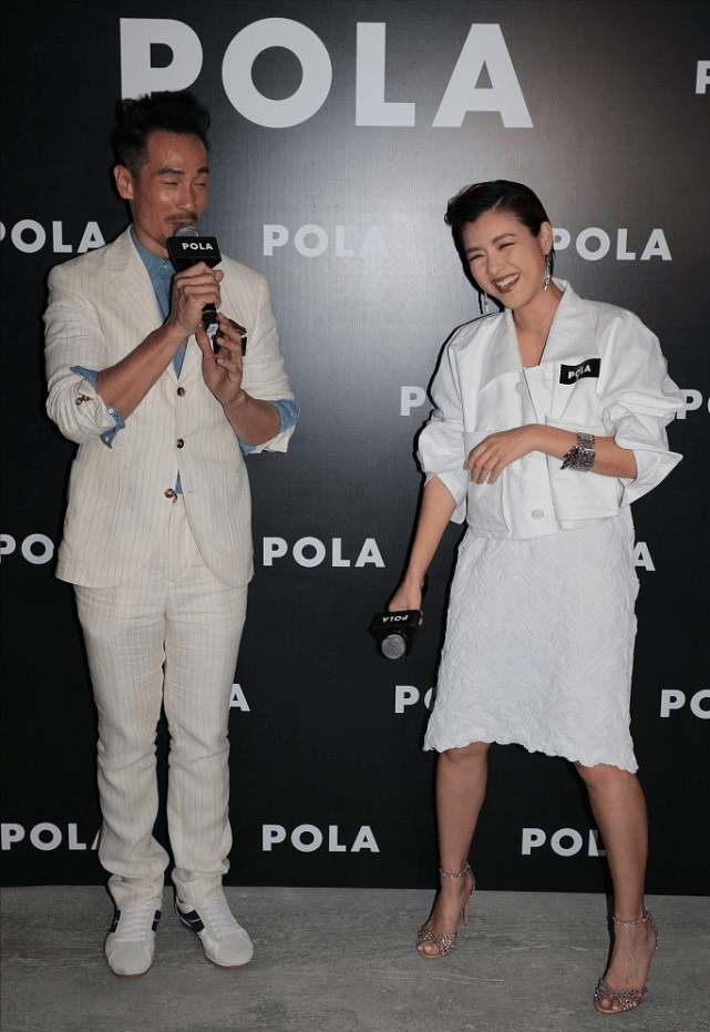 色彩|陈豪和妻子的10岁年龄差挺真实，但同框恩爱甜蜜，穿搭优雅又高级