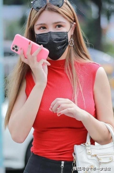 设计|无袖上衣搭打底裤,尽显知性成熟,优雅迷人又显身材