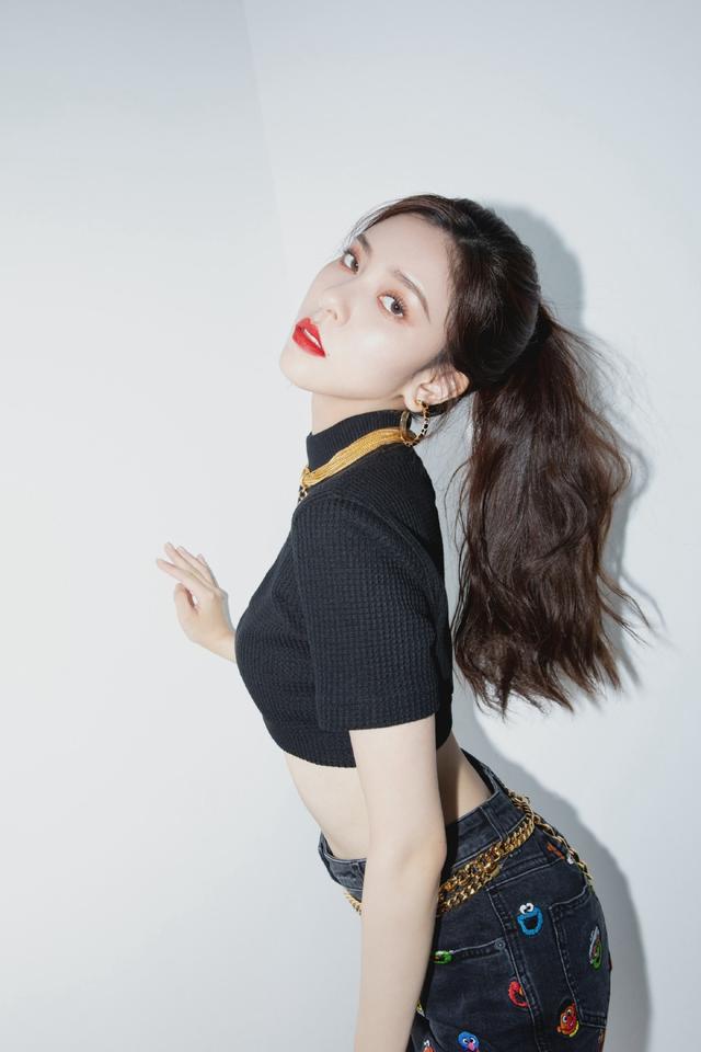 身材|宋妍霏陪爸妈录节目，穿露胃装配短裙胆真大，纤腰细腿抢足镜头