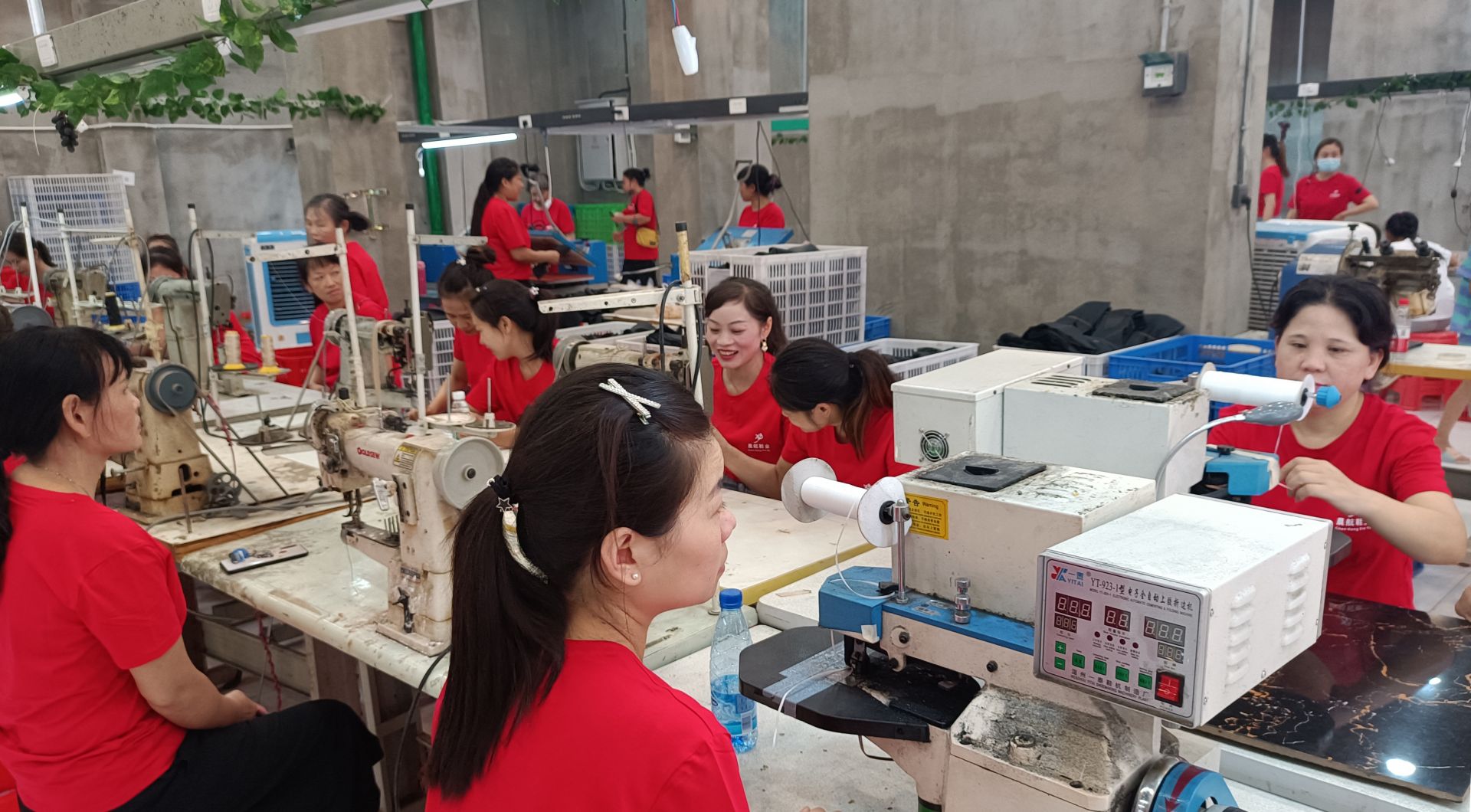 熊亚平夫妇决定再次扩大规模,加长产业链,将原先单一的鞋面加工,延伸