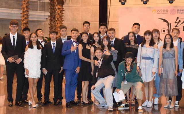 黑色|杨倩真像个瓷娃娃，穿连衣裙娇俏可爱，素颜出镜都很美