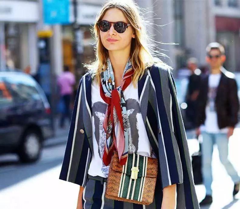 配饰|谁说丝巾老气只适合老太太?这样搭你也能高出气魄,穿出高级感