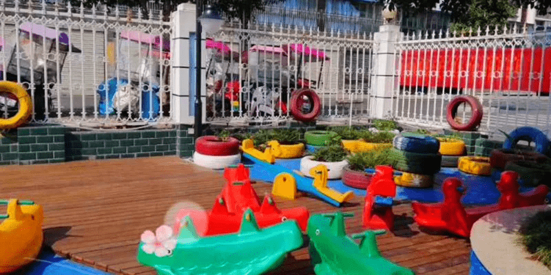 施工|木蜡油涂装幼儿园户外木制设施