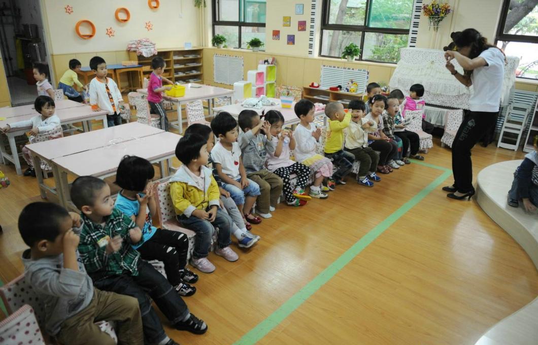 尿裤子|3岁男娃上幼儿园不哭也不闹，刚开学就被退学，老师：家长不称职