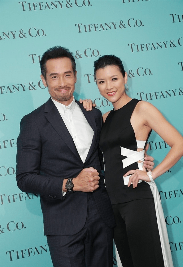 色彩|陈豪和妻子的10岁年龄差挺真实，但同框恩爱甜蜜，穿搭优雅又高级