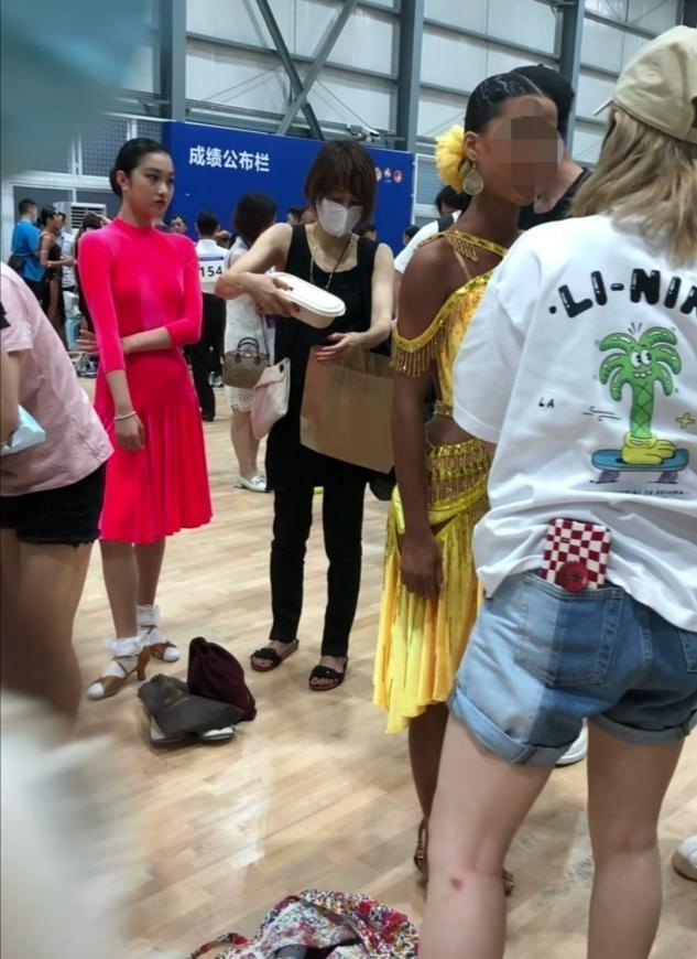 马伊琍|45岁马伊琍罕带女儿比赛!爱马穿红裙有明星范,她却暴瘦得不敢认?
