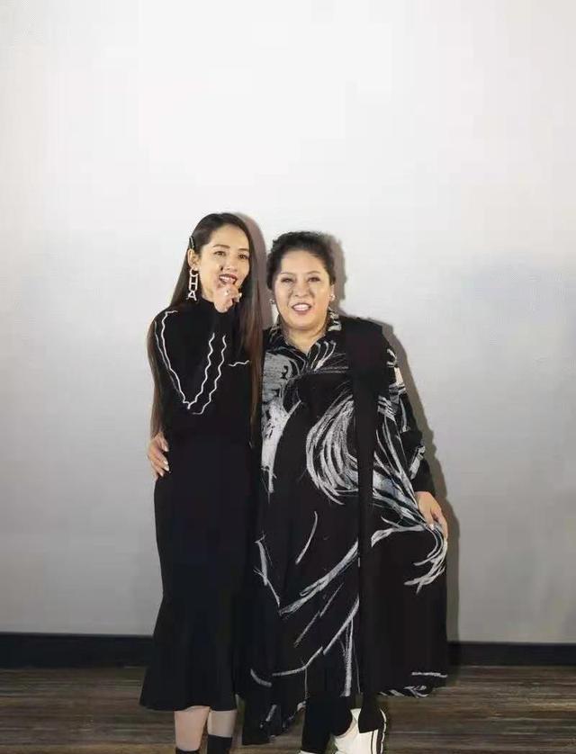 贵妇|向太身材发福也挺美！土味大花裙穿出贵妇范，“珠圆玉润”太显贵