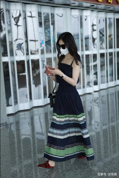 一身|黄圣依穿露脐装现身机场，搭配阔腿长裤，妥妥有一种“女团范”