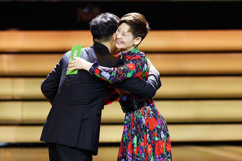 整体|徐帆老了也赶时髦，这么花的裙子也敢穿出门，配短发气质还挺不错