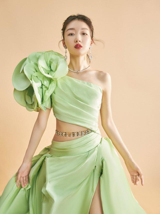 周冬雨|周冬雨才是小个子穿搭模范,斜肩小背心配百褶裙,双腿修长性感