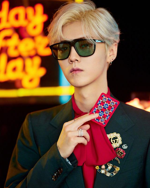 金色|鹿晗金色卷毛造型，黑色宽松外套搭配阔腿牛仔裤，复古文艺范