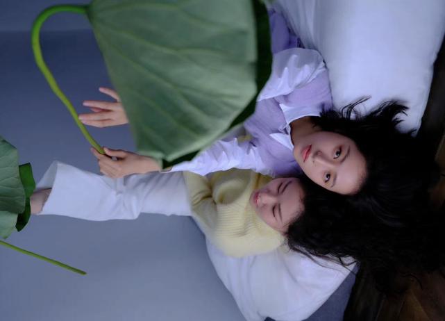 毛衣|周雨彤、金靖演绎闺蜜时尚大片,二人身着彩色柔软羊绒毛衣,画面温馨