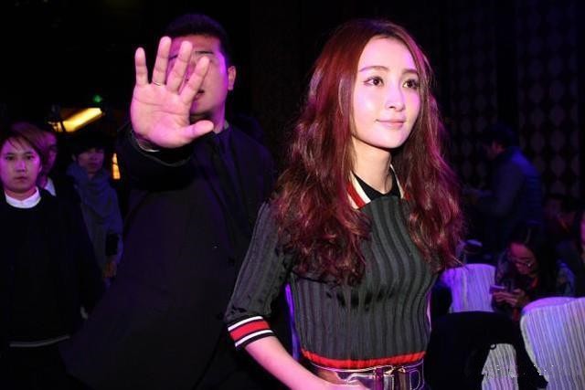 生活|姚笛婚后的生活真幸福！穿针织衫配蓬蓬裙，妩媚女人味不失少女感