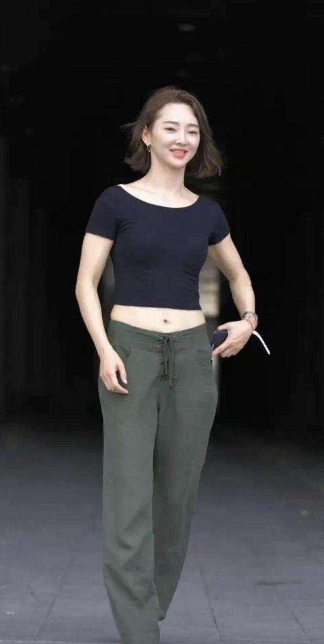 花色|黑色露脐上衣加黑色显瘦打底裤,活泼青春的搭配,看起来很有范儿