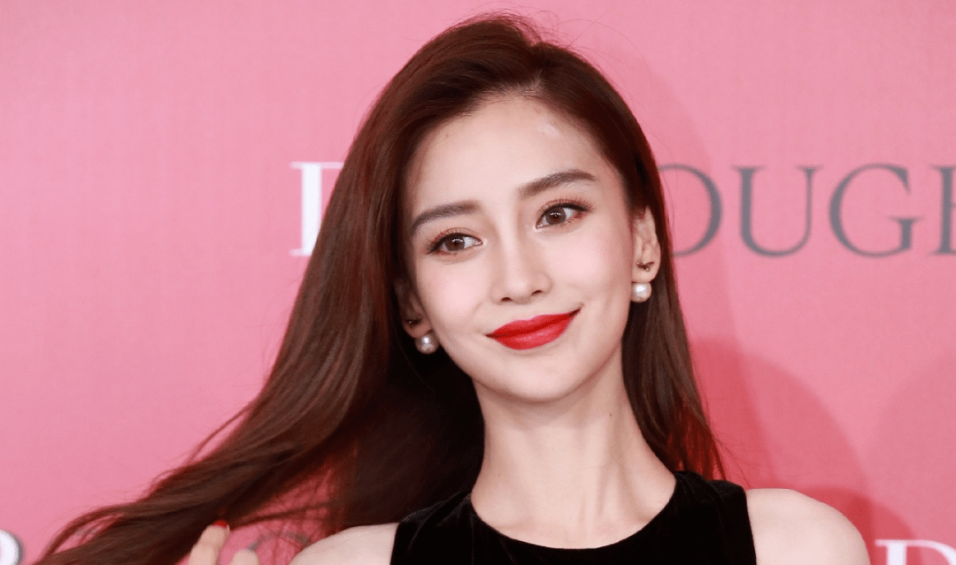 脸部|斑点皱纹、妆浓浮粉、含胸驼背，看完女星生图，再也不容貌焦虑了