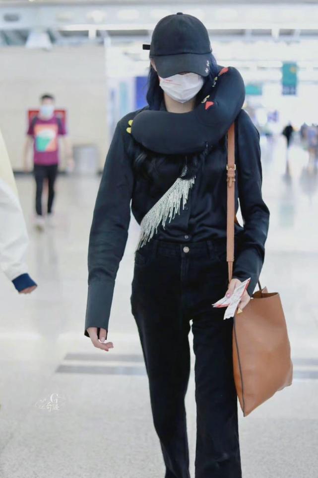 黑色|关晓彤最新机场私服，黑色上衣搭配流苏边迷你斜挎包，十足的男友风