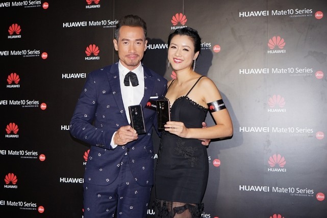 色彩|陈豪和妻子的10岁年龄差挺真实，但同框恩爱甜蜜，穿搭优雅又高级