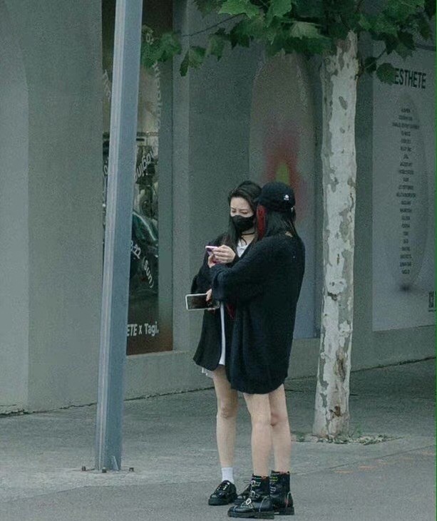 黑色|杨幂背影太有标志性！和闺蜜逛街轻松被认出，穿一身黑潮味十足