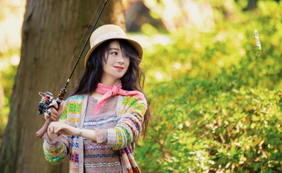 服装|赵丽颖真是越来越有妈妈样了，长裙配复古帽子，很有柔情年代感
