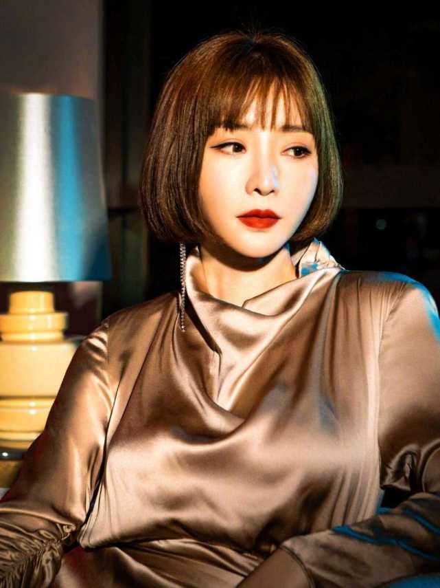 身材|被柳岩的身材征服，穿香槟金裙像贵妇，不露腰不露腿也美得惊艳