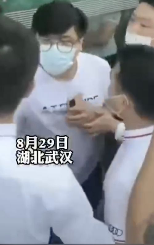 武汉奥迪4S店销售集体群殴维权客户 警方已介入处理(图2)