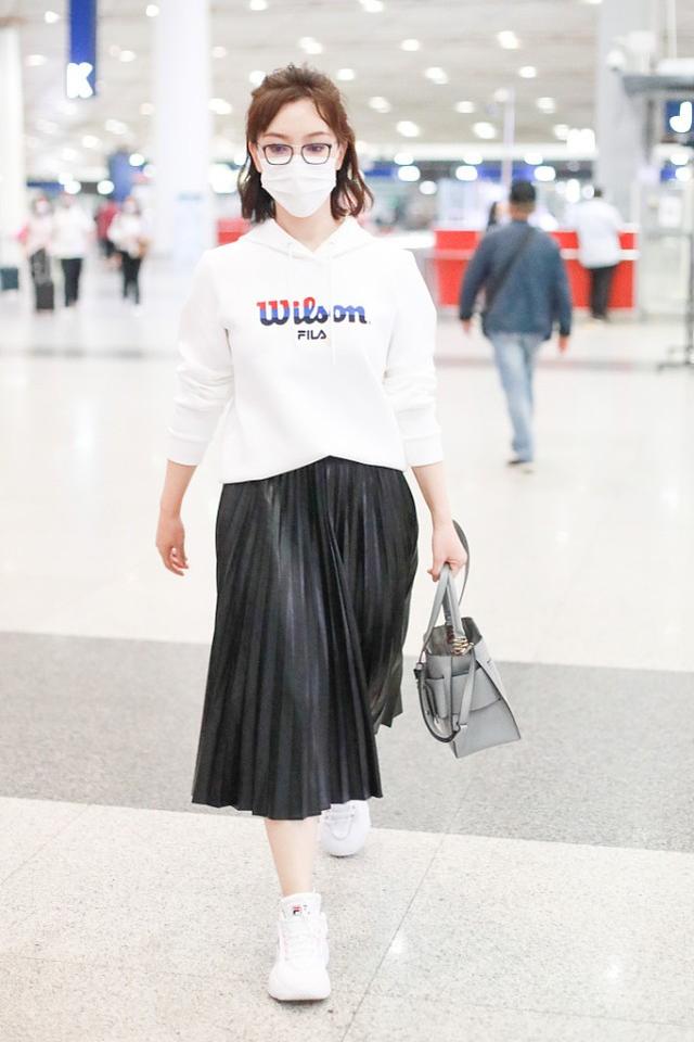 黑色|陈数真是优雅女人的代表，穿“风琴裙”秀身材，二八比例真抢镜