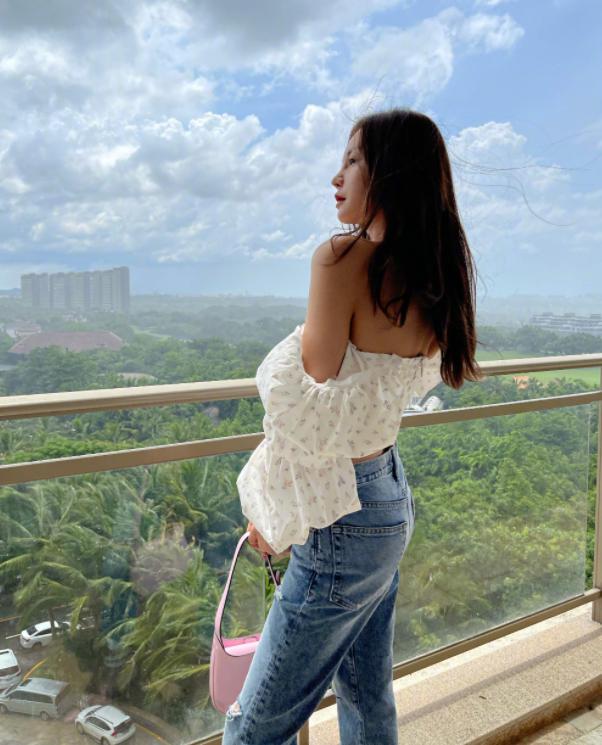 肚脐排行_“肚脐姿势”是最明显的身材,难怪美女笑起来那么自信