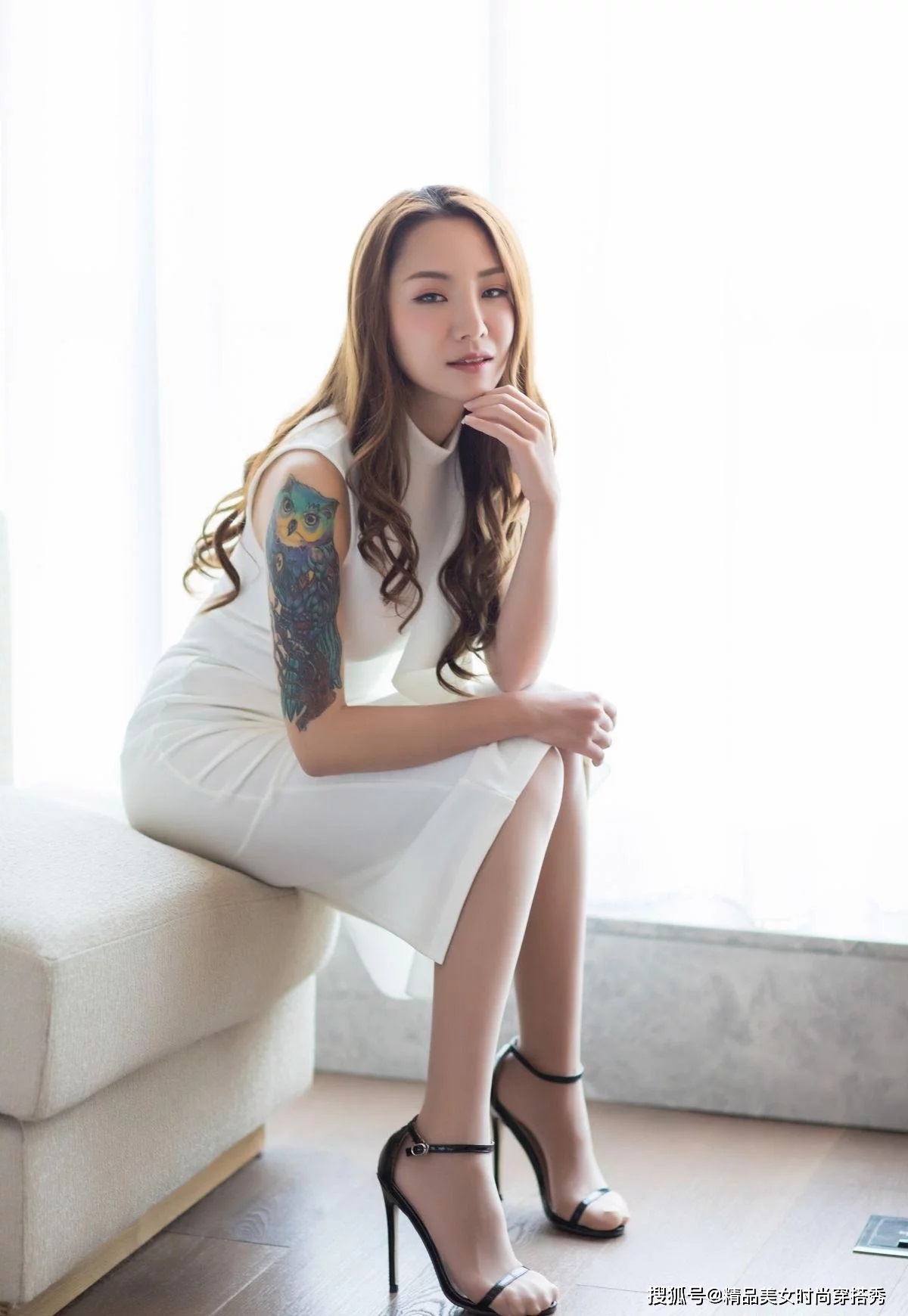 身材|白色紧身连衣裙简约时尚显身材，优雅的小女人范十足！