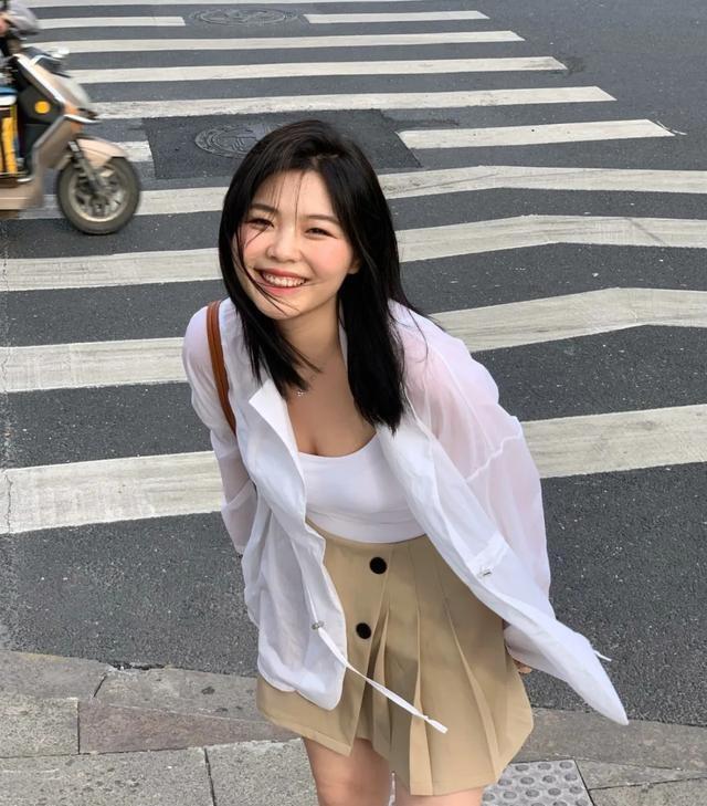 身材|适合微胖女生的穿搭思路：找准身材、“露”出优势，显瘦又提气质