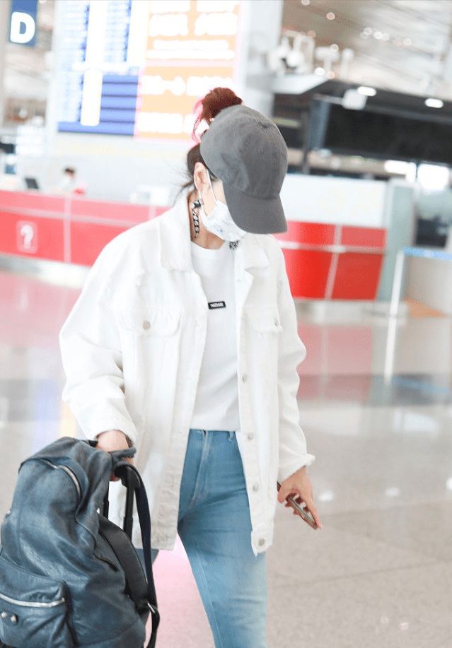 私下里|40+的海清没有“明星包袱”，私下里穿牛仔外套，看着简单又纯粹