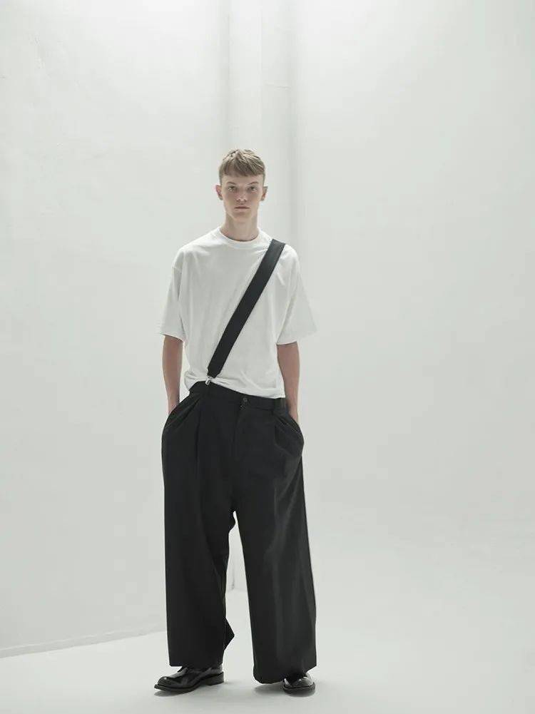 的比例|每个人都应该学会穿黑白色