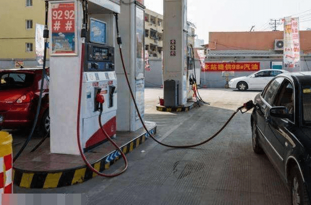 车加油也分时间段老司机都中午去加油站最烦这些精明的人