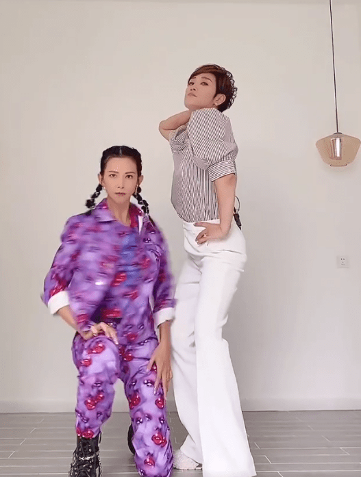 蔡少芬|闺蜜斗舞陈法蓉输了，条纹衣塞裤腰显腿长，比蔡少芬矮5cm是硬伤