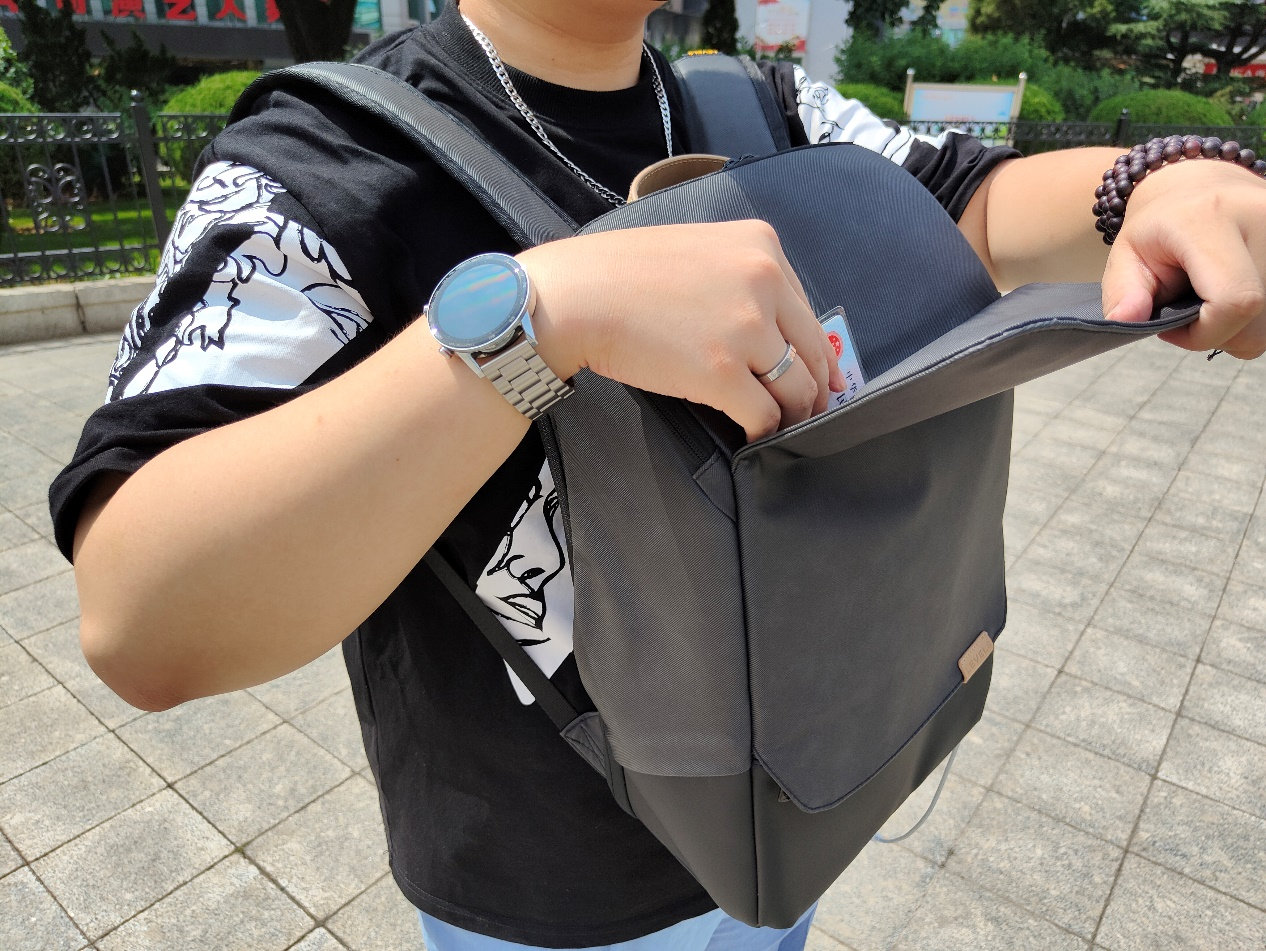 设计|简约立体的都市背包，办公通勤的零感体验！