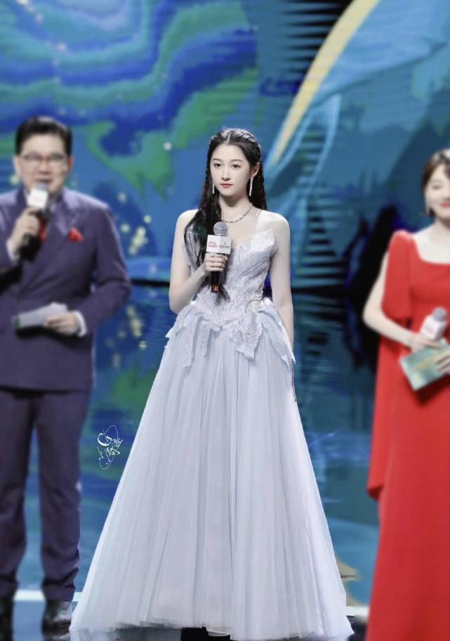 蓝色|徐璐和关晓彤礼服撞衫，花瓣抹胸水蓝色长裙，一个精致一个甜美