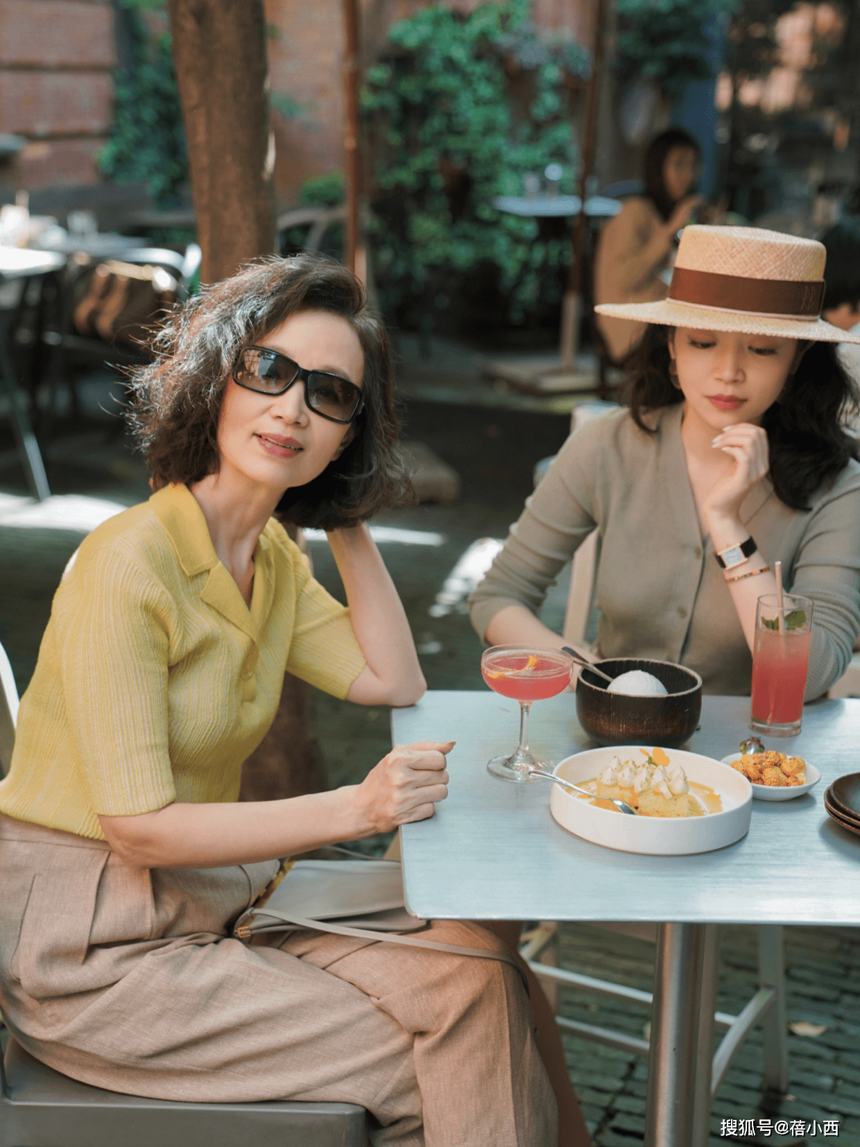 身材|chic！高级！真正会穿又有品味的女人，早秋衣橱里必备“针织衫”