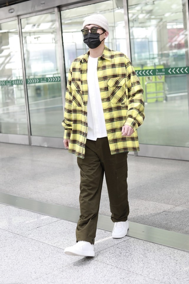 工装裤|欧豪真够潮，格子衬衫+工装裤时髦感十足，配毛线帽有点看不懂？
