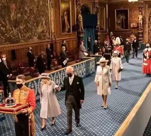 黑色|亲王去世一个月英女王身材暴瘦！罕亮相面容憔悴，满眼悲伤惹人怜