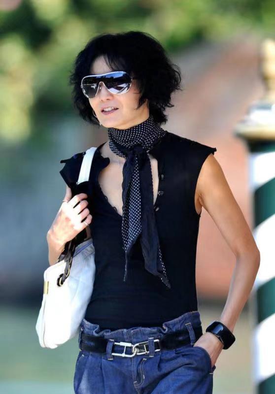 腰带|张曼玉不愧是“冻龄女神”！穿无袖背心搭配丝巾，好有潮流国际范