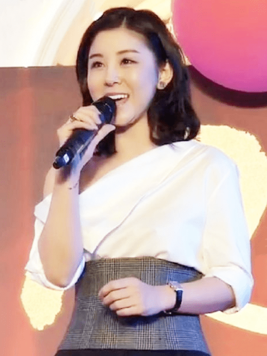 设计|35岁李小萌真是优雅又美好，穿斜肩衬衫巧用腰封收腰，清纯又气质