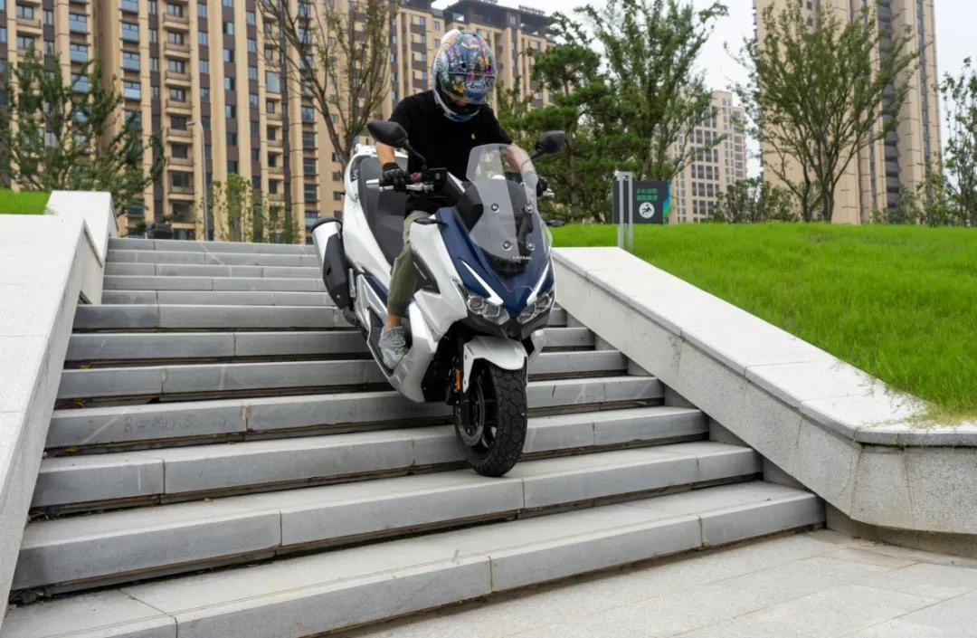 看起来很adv的踏板27890元起大阳adv350静态测评