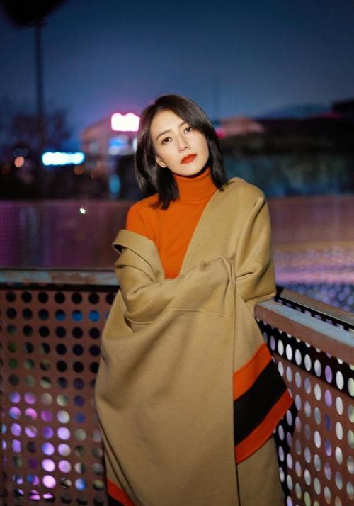 锁骨|高圆圆最新大片曝光，身穿露肩长裙气质出众，这颜值不复出可惜了