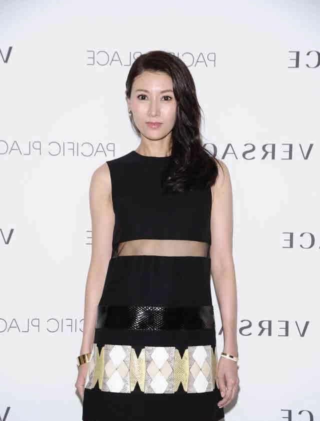 黑色|李嘉欣老了也惊艳，一袭黑色连衣裙端庄优雅，原装五官美得很大气