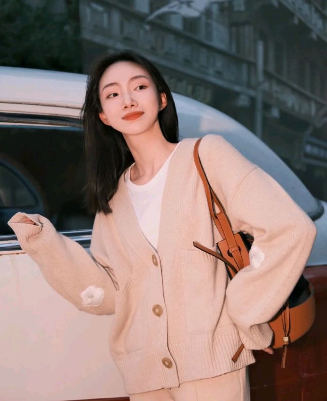 黑色|针织衫虽然很简约，却能穿出温柔的气质，很适合作为秋装