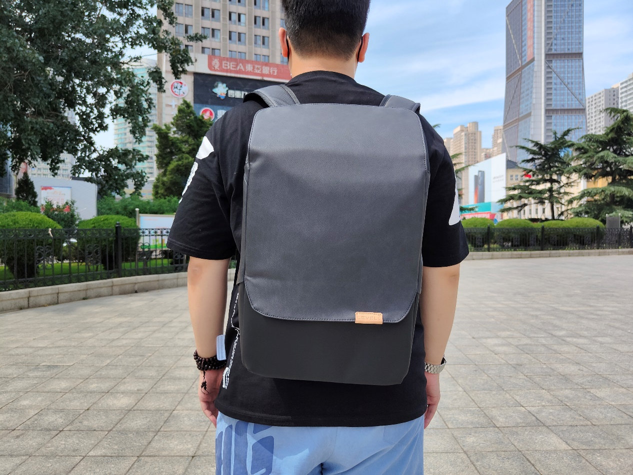 设计|简约立体的都市背包，办公通勤的零感体验！